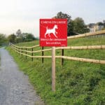 Panneau "Chiens en laisse- Ramassez les crottes"