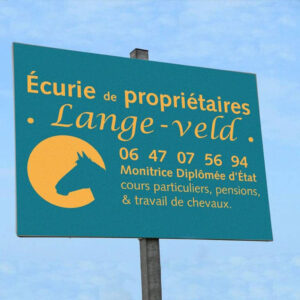 Panneau publicitaire / bord de route