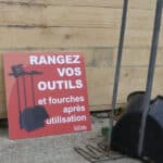Panneau "Rangez vos outils et fourches après utilisation"