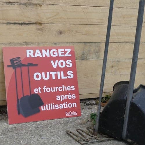 Panneau "Rangez vos outils et fourches après utilisation" Panneau "Rangez vos outils et fourches après utilisation"