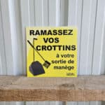 Panneau "Ramassez vos crottins à votre sortie de manège" - jaune