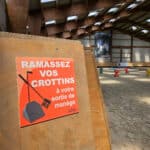 Panneau "Ramassez vos crottins à votre sortie de manège" - rouge