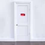 Panneau "Fermez la porte"