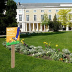 Panneau "Ne pas marcher sur les pelouses" - Humour