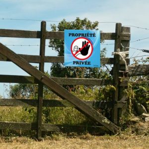 panneau accès interdit propriété privée
