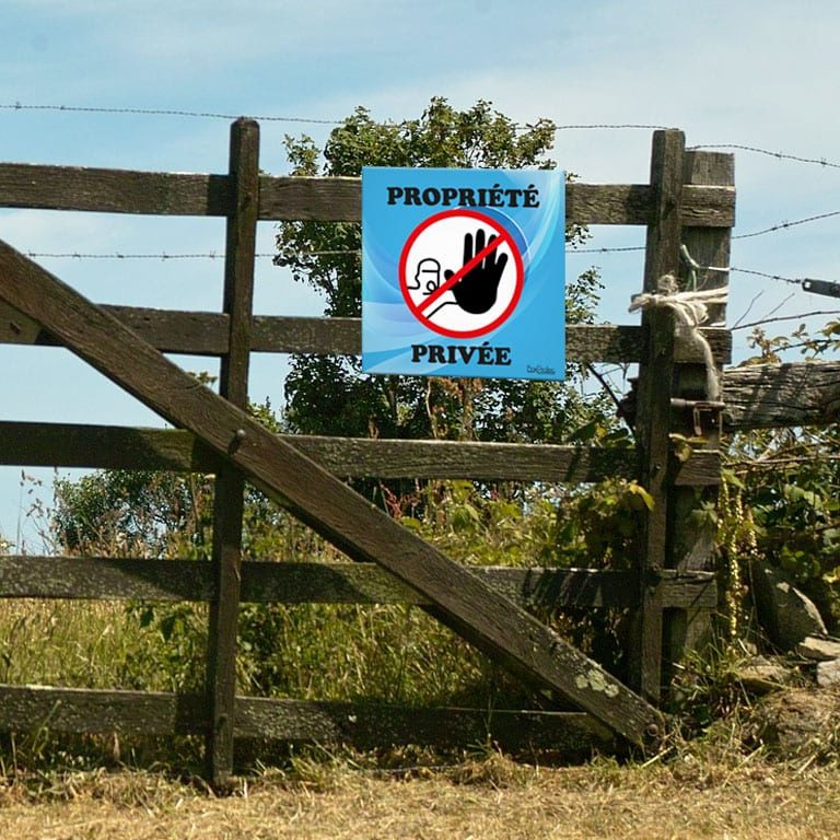 panneau accès interdit propriété privée