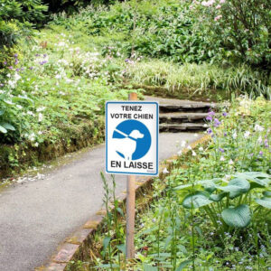 Panneau "Tenez votre chien en laisse"