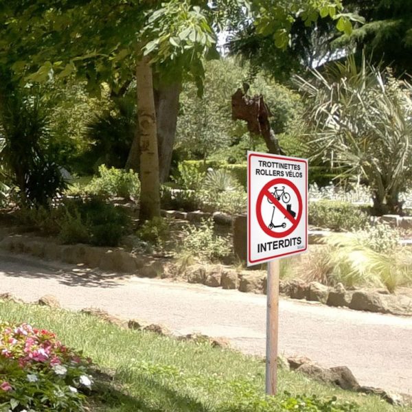 panneau interdiction de rouler en trottinettes, en rollers ou en vélos