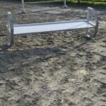 Obstacle soubassement culbutant pour chevaux