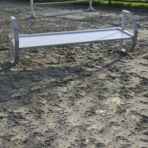 Obstacle soubassement culbutant pour chevaux