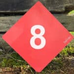 Numéros et lettres de cross fond rouge