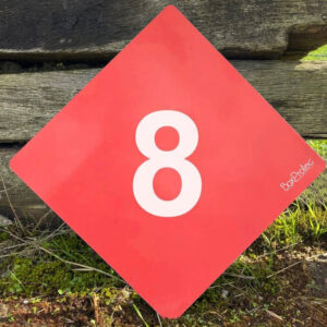 Numéros et lettres de cross fond rouge