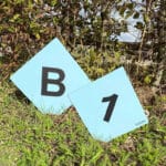 Numéros et lettres de cross fond bleu