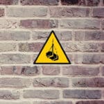 Panneau "Attention charge suspendue"