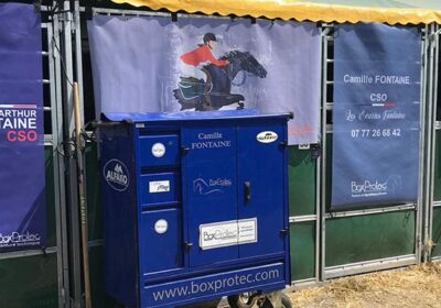 Bannière sur les tentures de box et portes de box concours